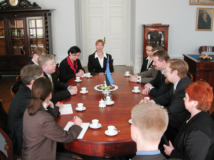 Fotografia 22: Pat Cox, EP President, meets with Siim Kallas Estonian Prime Minister during his official visit to Estonia, October 15, 2003