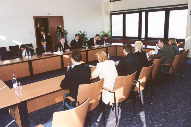 Fotogrāfija 20: Pat Cox, EP President, meets with Kristiina Ojuland, Foreign Minister during his official visit to Estonia, October 15, 2003