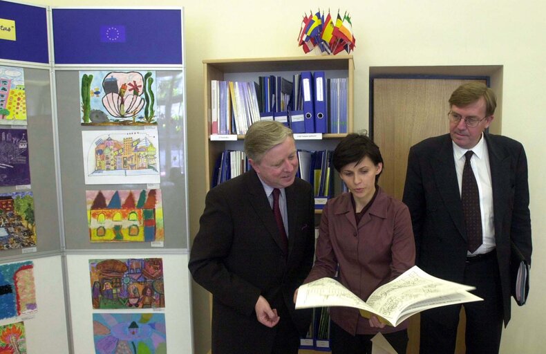 Fotagrafa 3: Pat Cox, EP President during his official visit to Lithuania, May 3, 2002...