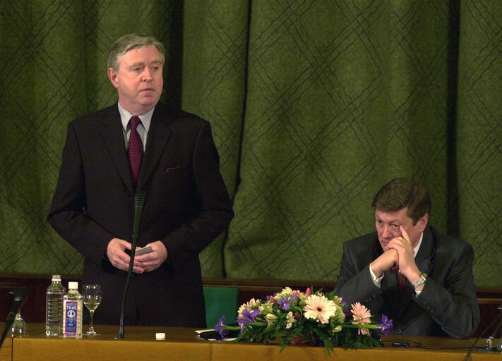 Fotografija 47: Pat Cox, EP President meets with Artūras Paulauskas during his official visit to Lithuania, May 3, 2002...