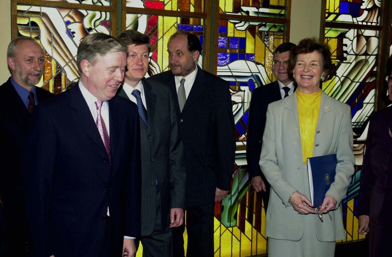 Fotografija 42: Pat Cox, EP President meets with Artūras Paulauskas during his official visit to Lithuania, May 3, 2002...