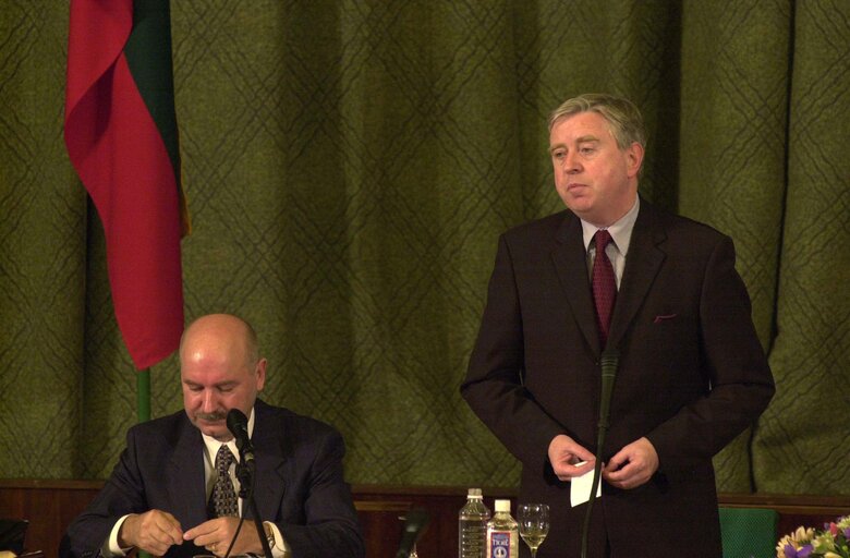 Fotagrafa 48: Pat Cox, EP President meets with Artūras Paulauskas during his official visit to Lithuania, May 3, 2002...