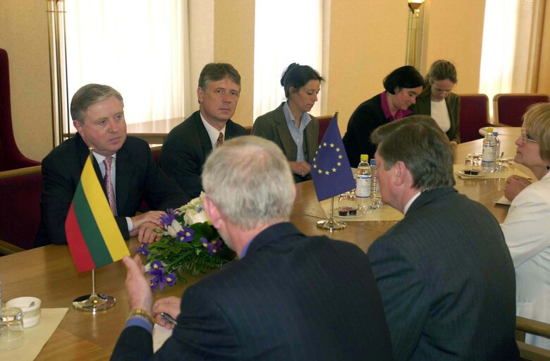 Fotagrafa 43: Pat Cox, EP President meets with Artūras Paulauskas during his official visit to Lithuania, May 3, 2002...