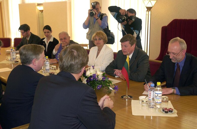 Fotografija 44: Pat Cox, EP President meets with Artūras Paulauskas during his official visit to Lithuania, May 3, 2002...