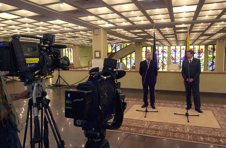 Fotagrafa 38: Pat Cox, EP President meets with Artūras Paulauskas during his official visit to Lithuania, May 3, 2002...