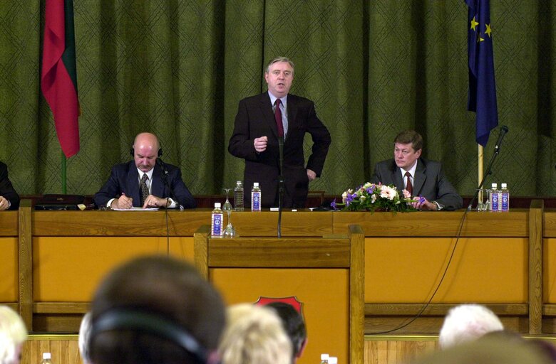 Fotografija 46: Pat Cox, EP President meets with Artūras Paulauskas during his official visit to Lithuania, May 3, 2002...