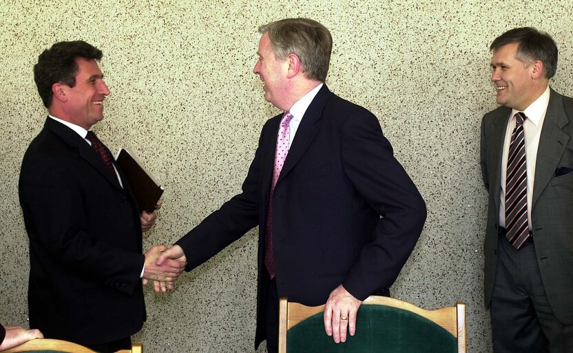 Fotografija 25: Pat Cox, EP President during meets with Antanas Valionis, Minister of foreign affairs during his official visit to Lithuania, May 3, 2002...