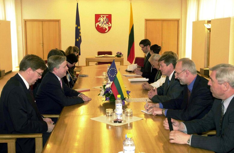 Fotografija 45: Pat Cox, EP President meets with Artūras Paulauskas during his official visit to Lithuania, May 3, 2002...