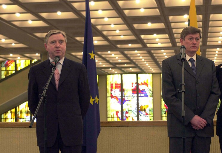 Fotografija 40: Pat Cox, EP President meets with Artūras Paulauskas during his official visit to Lithuania, May 3, 2002...