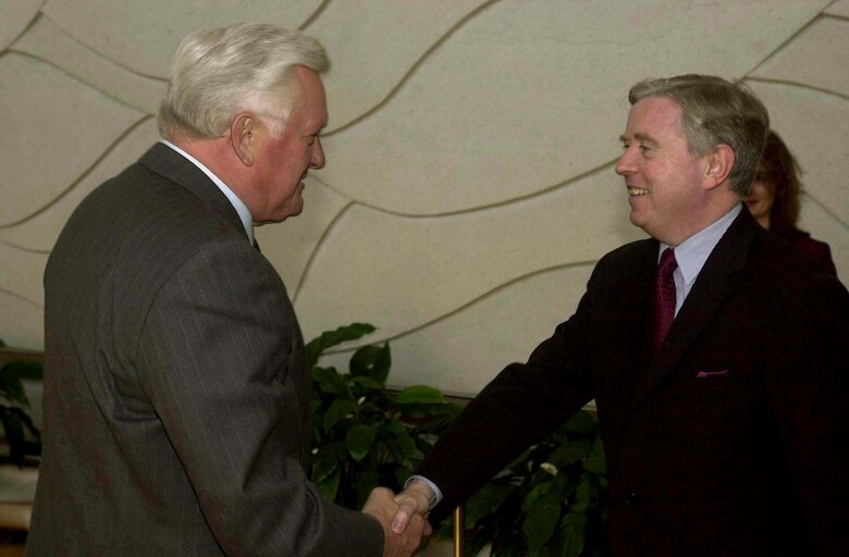 Fotografija 37: Pat Cox, EP President meets with Algirdas Mykolas Brazauskas during his official visit to Lithuania, May 3, 2002...