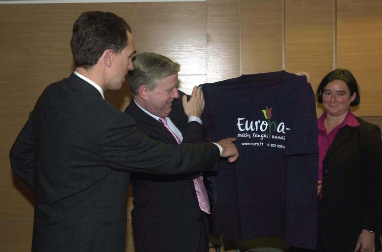 Fotografija 50: Pat Cox, EP President meets with Petras Austrevicius during his official visit to Lithuania, May 3, 2002...