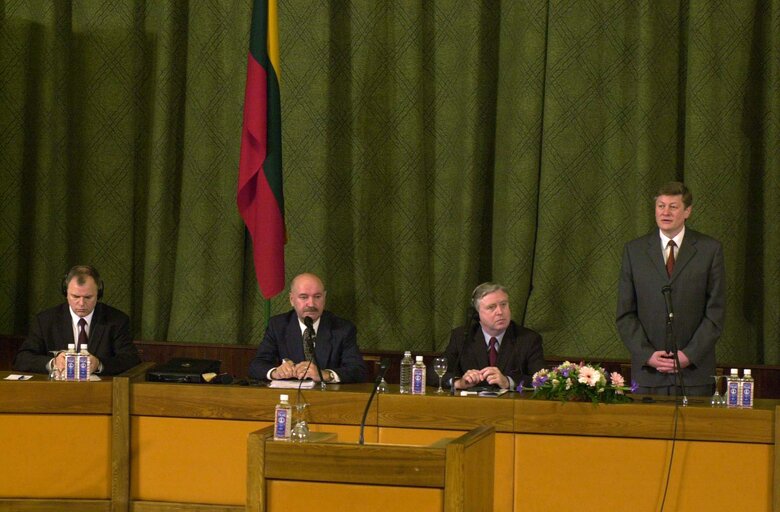 Fotografija 49: Pat Cox, EP President meets with Artūras Paulauskas during his official visit to Lithuania, May 3, 2002...