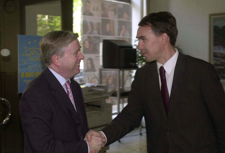 Fotogrāfija 3: Pat Cox, EP President meets with Petras Austrevicius during his official visit to Lithuania, May 3, 2002...