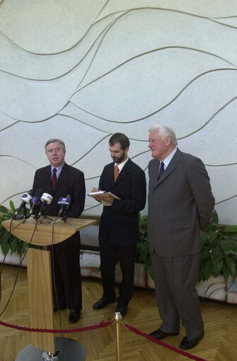 Fotagrafa 31: Pat Cox, EP President meets with Algirdas Mykolas Brazauskas during his official visit to Lithuania, May 3, 2002...