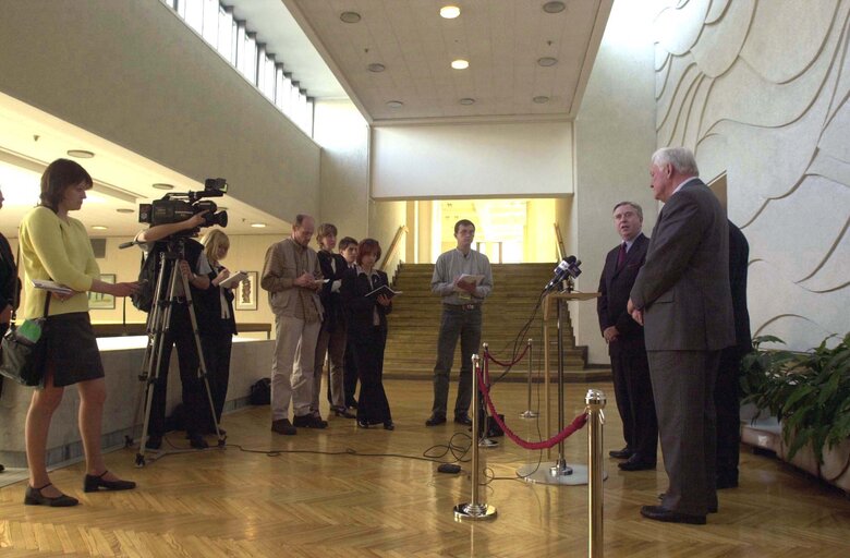 Fotografija 32: Pat Cox, EP President meets with Algirdas Mykolas Brazauskas during his official visit to Lithuania, May 3, 2002...