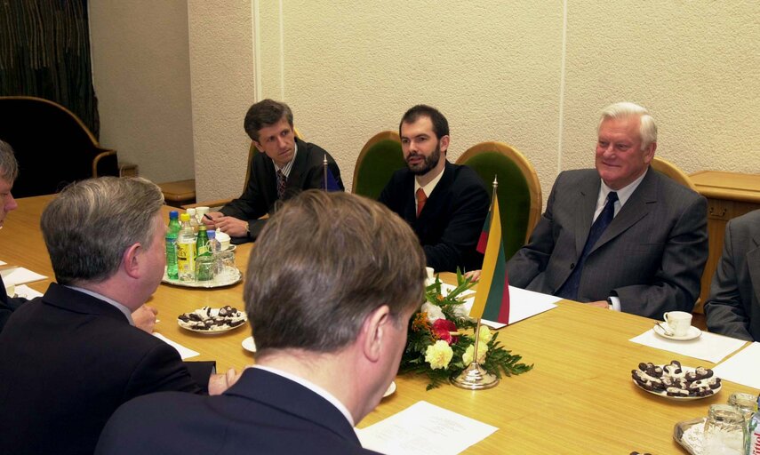 Fotografija 35: Pat Cox, EP President meets with Algirdas Mykolas Brazauskas during his official visit to Lithuania, May 3, 2002...