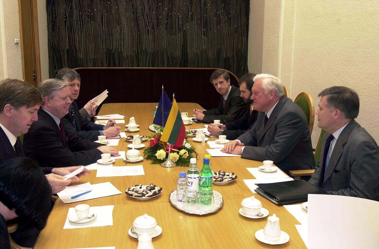 Fotagrafa 36: Pat Cox, EP President meets with Algirdas Mykolas Brazauskas during his official visit to Lithuania, May 3, 2002...