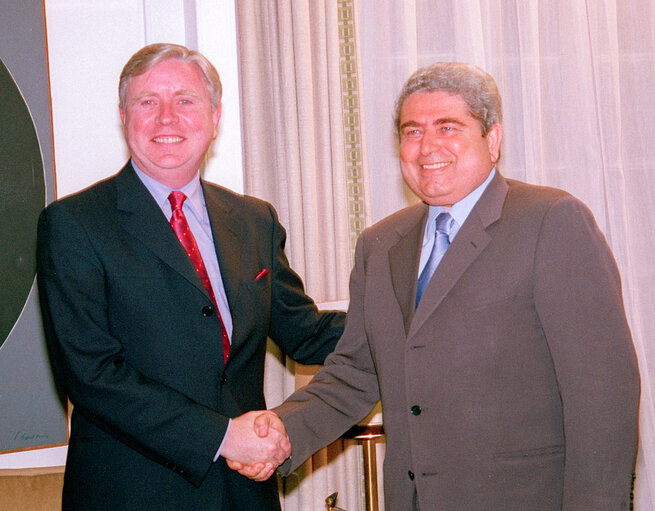 Foto 17: Pat Cox, EP President meets with Demetris Christofias during his official visit to Nicosia, Cyprus, May 8, 2002