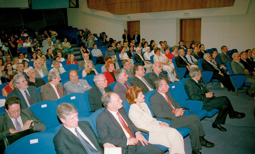 Foto 13: Pat Cox, EP President makes a speech at the University of Cyprus during his official visit to Nicosia, Cyprus, May 8, 2002