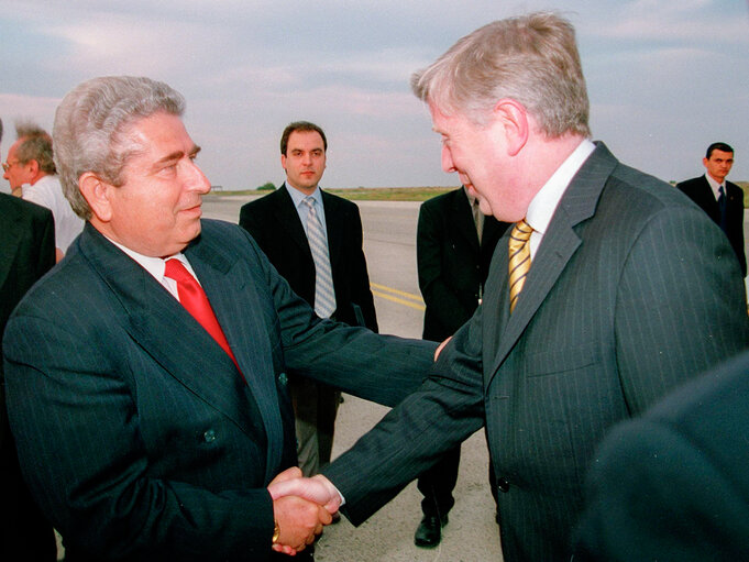 Foto 16: Pat Cox, EP President meets with Demetris Christofias during his official visit to Nicosia, Cyprus, May 8, 2002