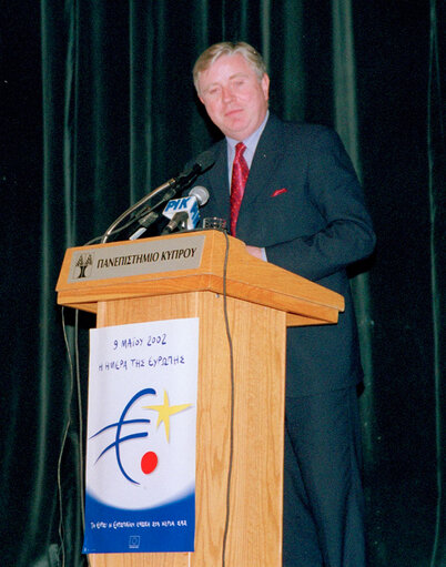 Foto 14: Pat Cox, EP President makes a speech at the University of Cyprus during his official visit to Nicosia, Cyprus, May 8, 2002