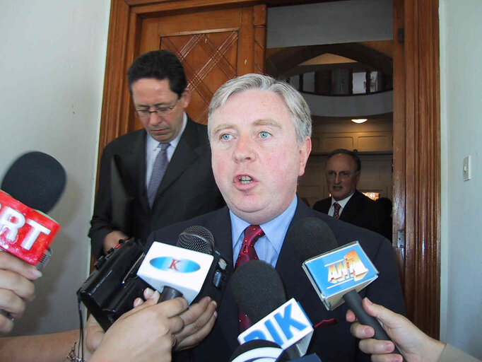 Foto 1: Pat Cox, EP President during his official visit to Nicosia, Cyprus, May 8, 2002