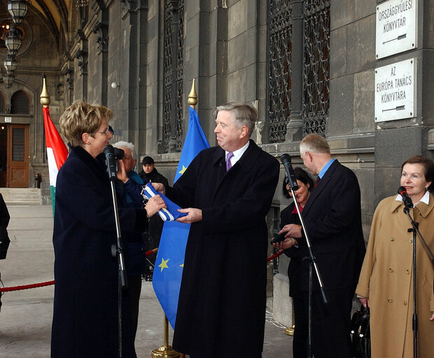 Valokuva 1: Inauguration of the European Parliament liaison office in Budapest, Hungary, January 30, 2003...