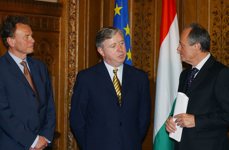 Valokuva 7: Pat Cox, EP President meets with Juergen Koeppen and Peter Medgyessy, Prime Minister during his official visit In the House of Parliament in Budapest, Hungary, May 30, 2002.