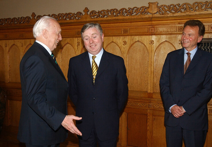 Valokuva 2: Pat Cox, EP President meets with Ferenc Madl and  Juergen Koeppen during his official visit In the House of Parliament in Budapest, Hungary, May 30, 2002. ..