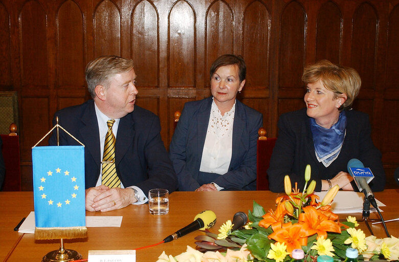 Valokuva 10: Pat Cox, EP President meets with Katalin Szili  during his official visit In Budapest, Hungary, May 30, 2002...