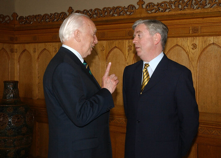 Valokuva 4: Pat Cox, EP President meets with Ferenc Madl during his official visit In the House of Parliament in Budapest, Hungary, May 30, 2002.