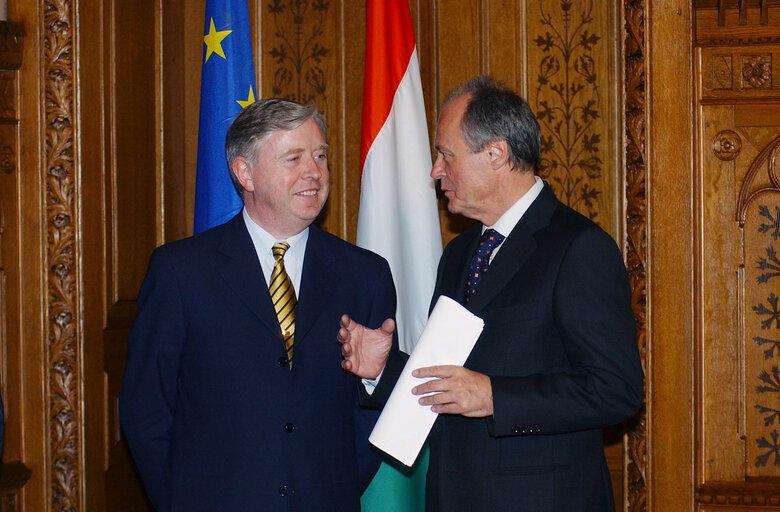 Valokuva 17: Pat Cox, EP President meets with Peter Medgyessy, Prime Minister during his official visit In the House of Parliament in Budapest, Hungary, May 30, 2002.