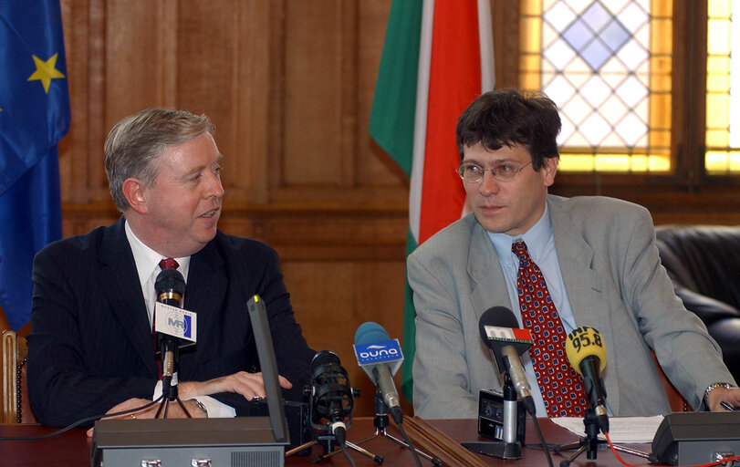 Valokuva 5: Pat Cox, EP President meets with Istvan Szent-Ivanyi, Vice Chairman of the Parliamentary Committee on European Integration Affairs during his official visit In Budapest, Hungary, May 31, 2002.