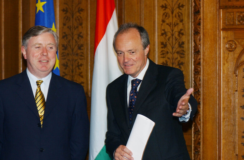 Valokuva 18: Pat Cox, EP President meets with Peter Medgyessy, Prime Minister during his official visit In the House of Parliament in Budapest, Hungary, May 30, 2002.