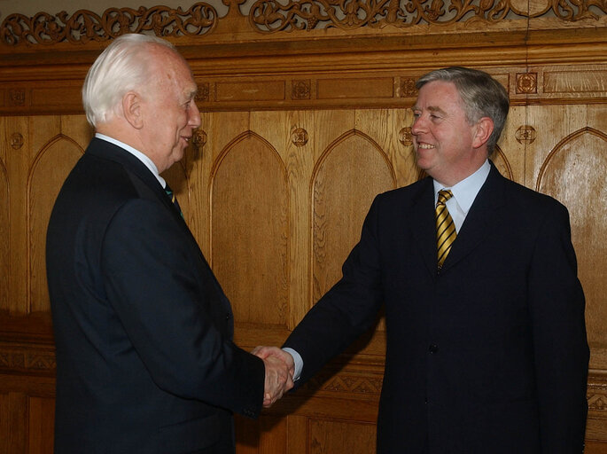 Valokuva 3: Pat Cox, EP President meets with Ferenc Madl during his official visit In the House of Parliament in Budapest, Hungary, May 30, 2002. .