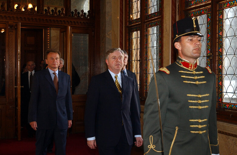 Valokuva 8: Pat Cox, EP President meets with Jurgen Koeppen during his official visit In the House of Parliament in Budapest, Hungary, May 30, 2002..