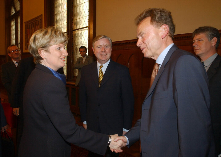 Valokuva 14: Pat Cox, EP President meets with Katalin Szili and Juergen Koeppen during his official visit In the House of Parliament in Budapest, May 30, 2002. .