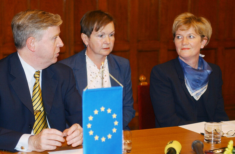 Valokuva 11: Pat Cox, EP President meets with Katalin Szili  during his official visit In Budapest, Hungary, May 30, 2002...