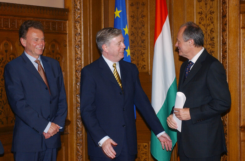 Valokuva 6: Pat Cox, EP President meets with Juergen Koeppen and Peter Medgyessy, Prime Minister during his official visit In the House of Parliament in Budapest, Hungary, May 30, 2002.