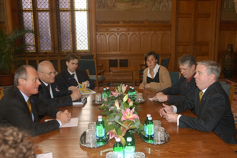 Valokuva 22: Pat Cox, EP President meets with Peter Medgyessy, Prime Minister during his official visit Budapest, Hungary, March 14, 2003.