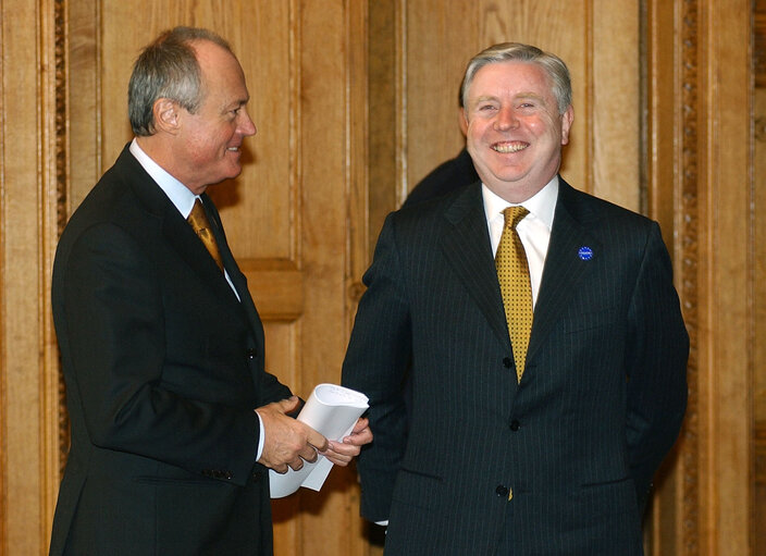 Valokuva 23: Pat Cox, EP President meets with Peter Medgyessy, Prime Minister during his official visit Budapest, Hungary, March 14, 2003.