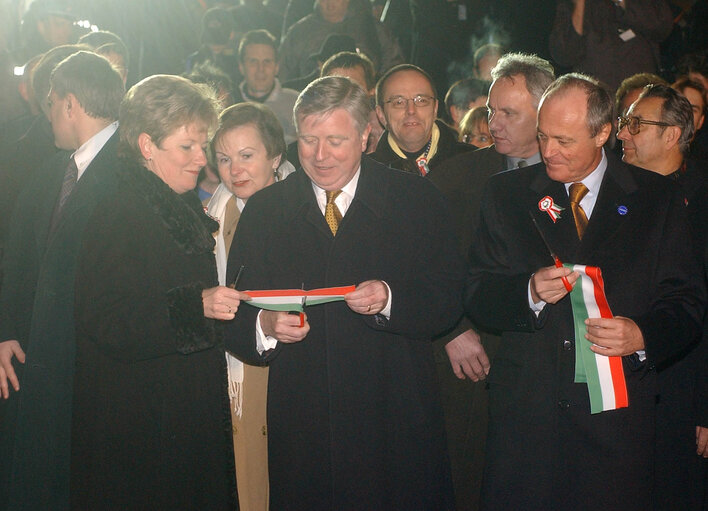 Valokuva 26: Pat Cox, EP President with Katalin Still and Peter Medgyessy during his official visit in Hungary, March 15, 2003.