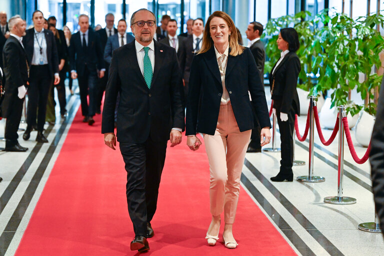 Fotografija 7: Roberta METSOLA, EP President, meets with Alexander SCHALLENBERG, Austrian Chancellor