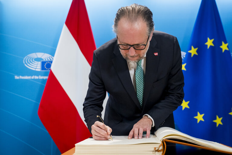 Fotó 1: Roberta METSOLA, EP President, meets with Alexander SCHALLENBERG, Austrian Chancellor