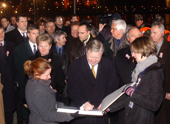 Valokuva 25: Pat Cox, EP President with Katalin Still and Peter Medgyessy during his official visit in Hungary, March 15, 2003.