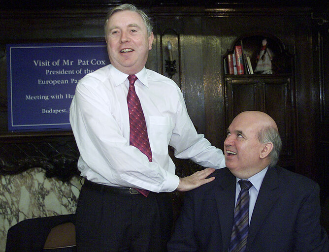 Valokuva 15: Pat Cox, EP President meets with Miklos Barabas, head of the Civic Forum for European Integration during his official visit In Budapest, Hungary, May 31, 2002.