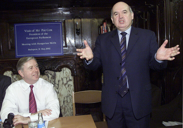 Valokuva 16: Pat Cox, EP President meets with Miklos Barabas, head of the Civic Forum for European Integration during his official visit In Budapest, Hungary, May 31, 2002.