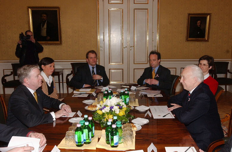 Valokuva 16: Pat Cox, EP President meets with Ferenc MADL, during his official visit Budapest, Hungary, March 14, 2003.