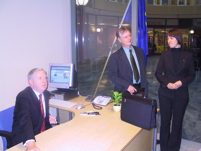 Fotografie 10: Pat COX, EP President during his official visit in the EP office in Tallin, Estonia, 11 September, 2003.