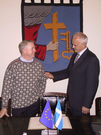 Fotografie 17: Pat COX, EP President meets Vaino Hallikmägi, Mayor of Pärnu during his official visit in Estonia, 10 September, 2003.